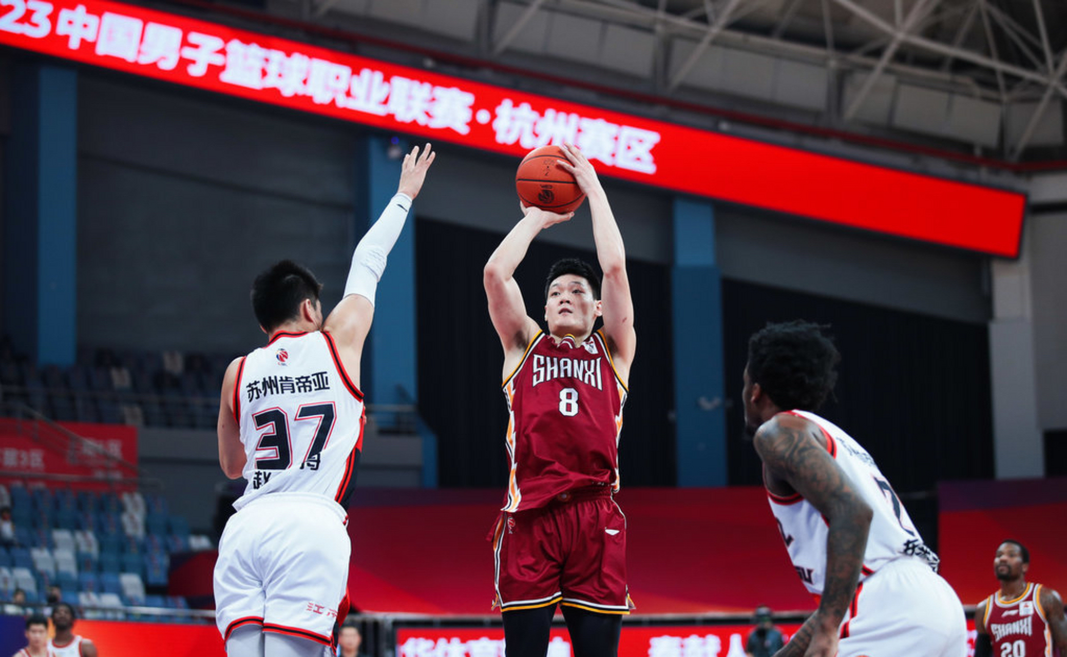 贵州男篮长途出征,战胜对手取得胜利 贵州男篮长途出征,战胜对手取得胜利