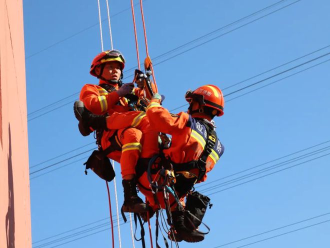 九游体育亚洲官网-胜利之战！球员斗志昂扬展现竞技精神的简单介绍