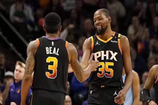 某队在下半场比赛中逆袭战胜对手获得胜利