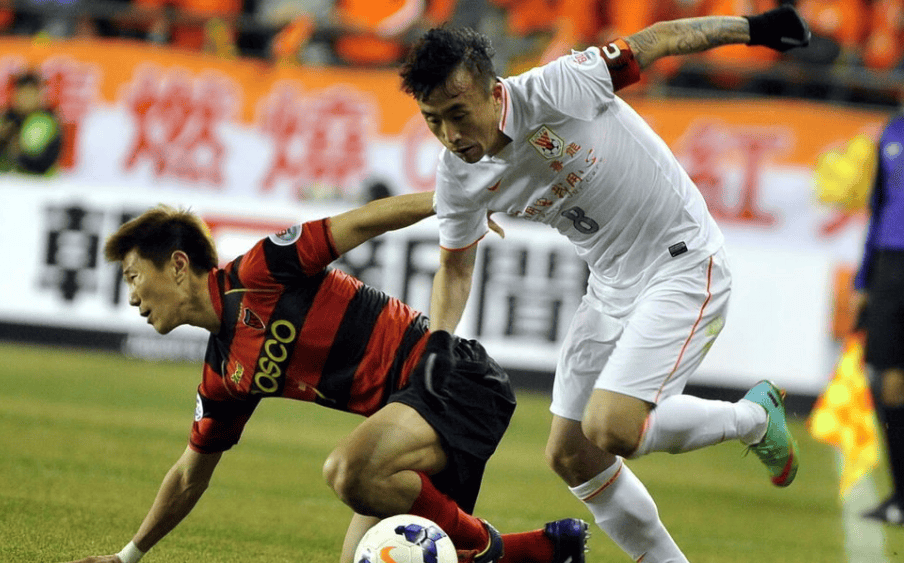 强队对话，场上比拼激烈，胜者将脱颖而出的简单介绍