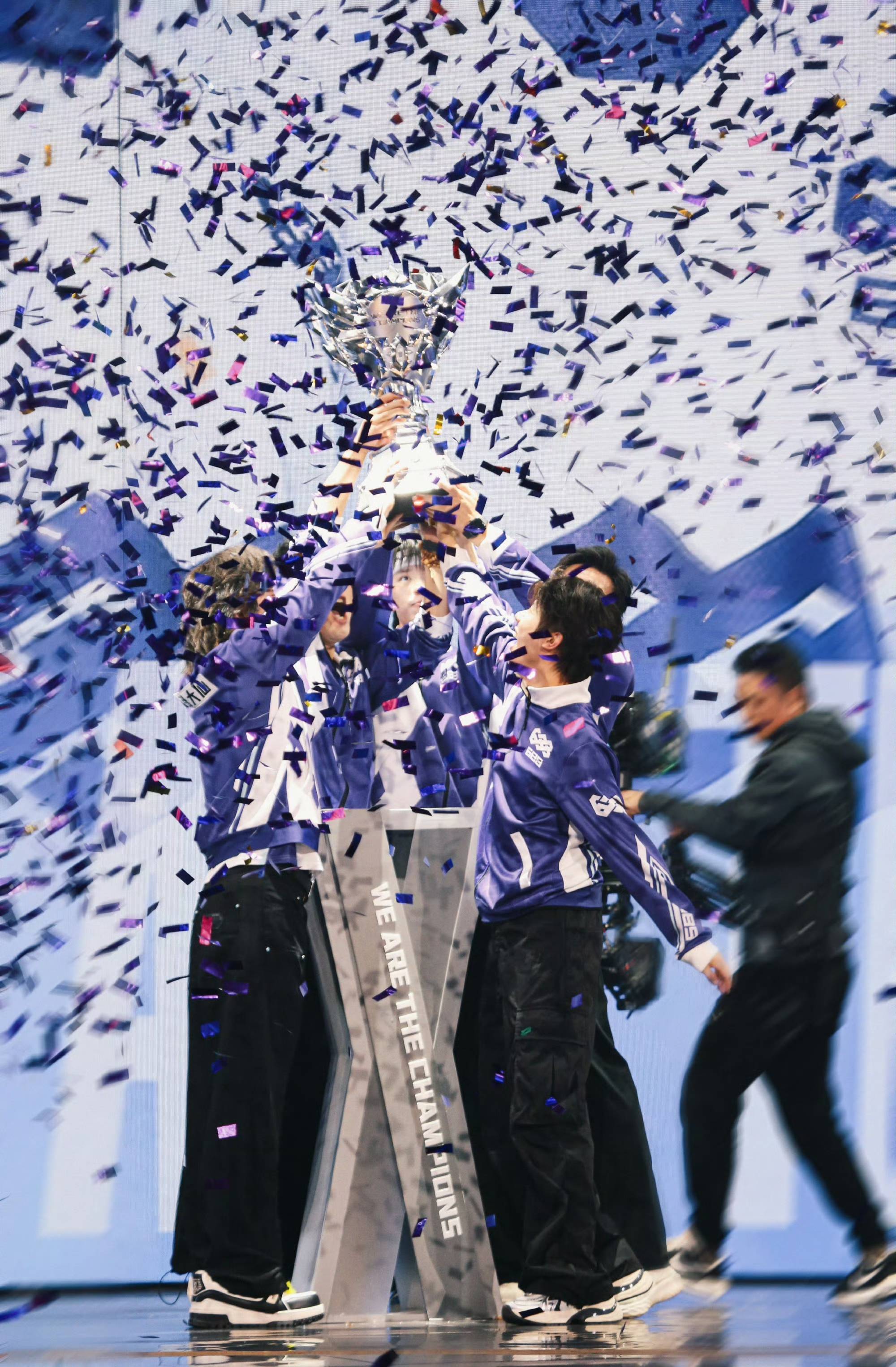 九游体育入口-关于球队夺取全球杯篮球赛冠军，掀起狂欢的信息