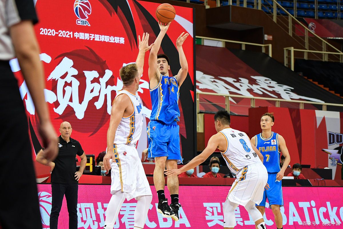 关于球队夺取全球杯篮球赛冠军，掀起狂欢的信息