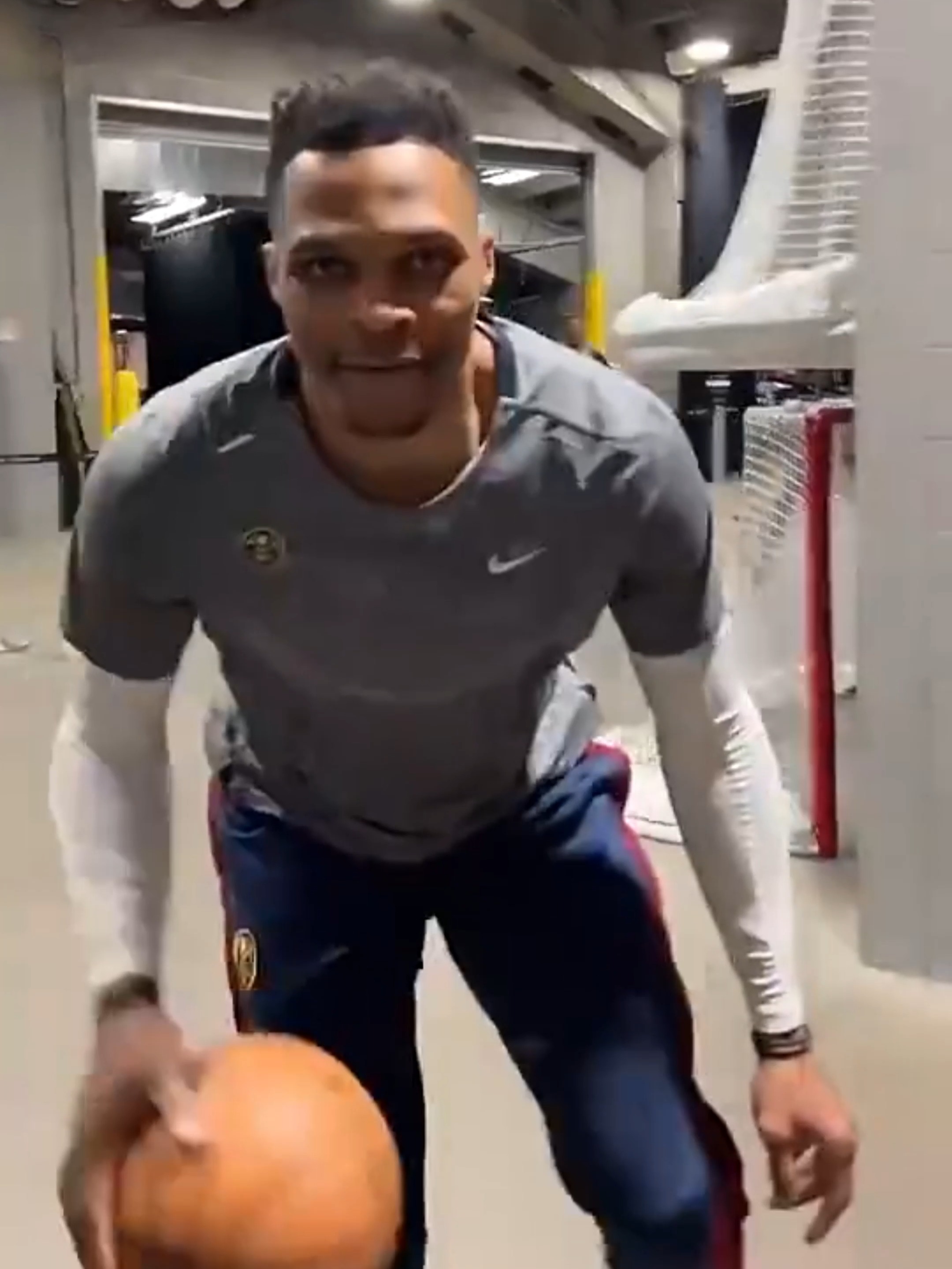 九游体育官网入口-关键比赛再现精彩表现，球员斗志昂扬