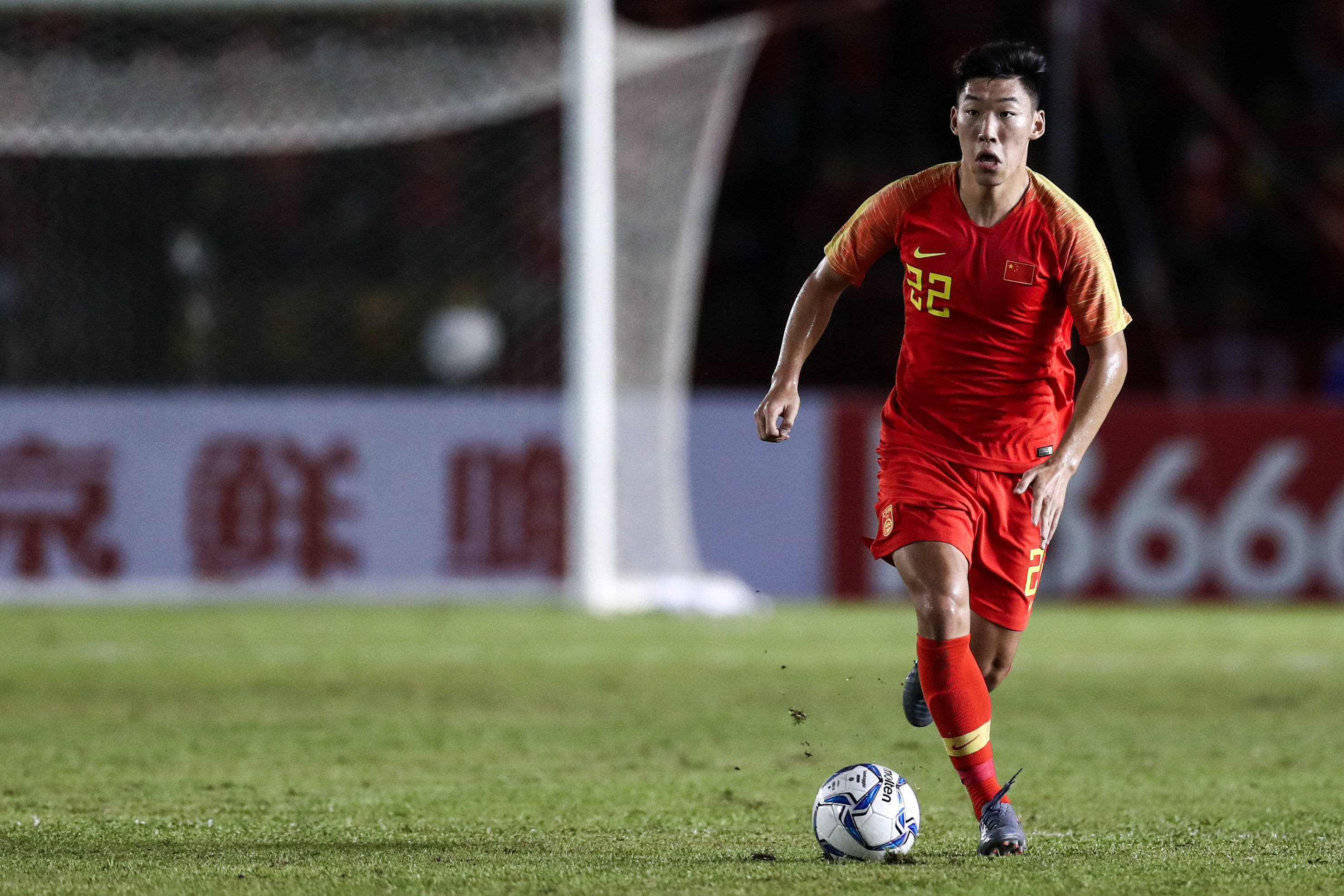 九游体育在线登录-中国足球运动员在赛场上体现出众实力