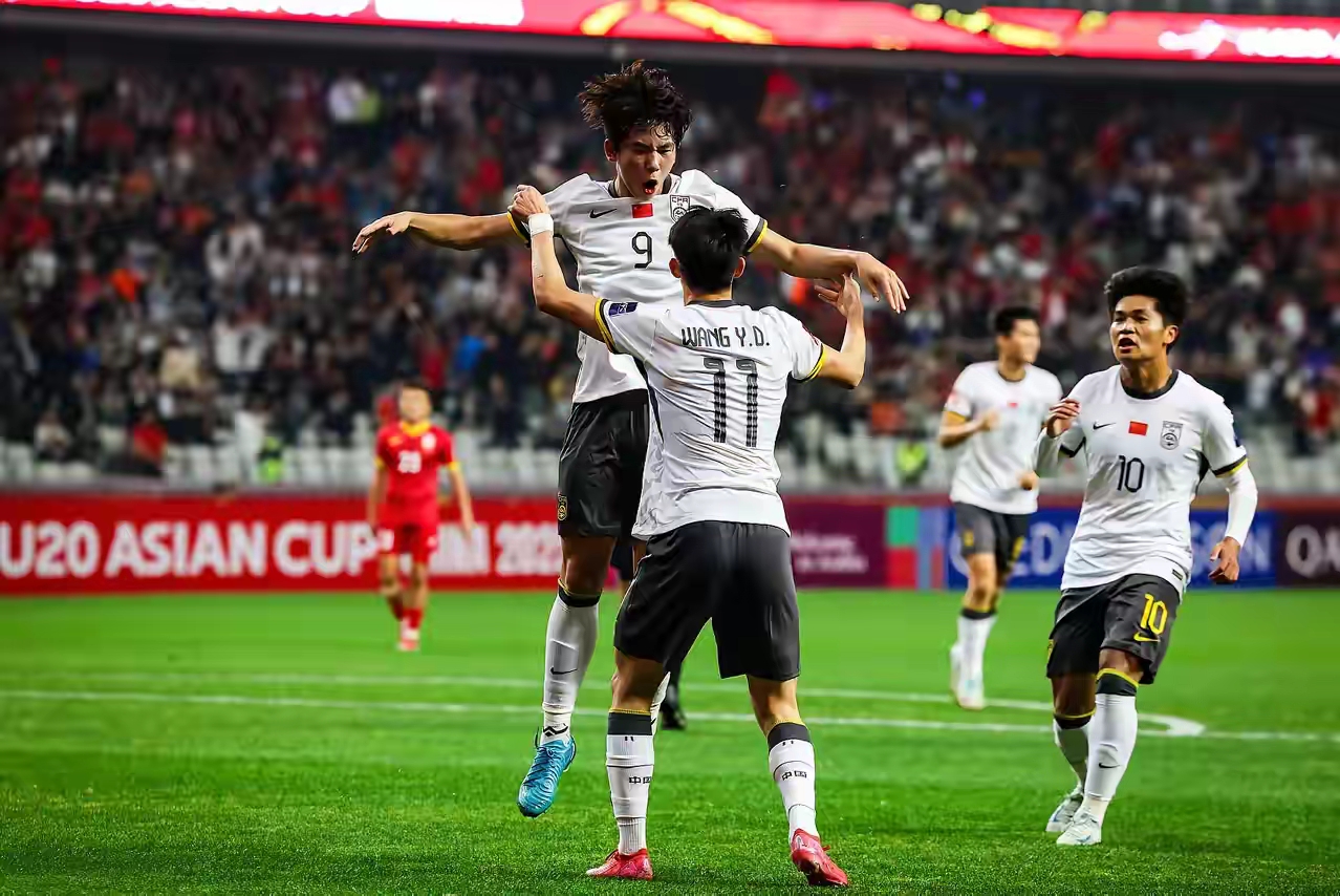 中国足球运动员在赛场上体现出众实力 中国足球运动员在赛场上体现出众实力