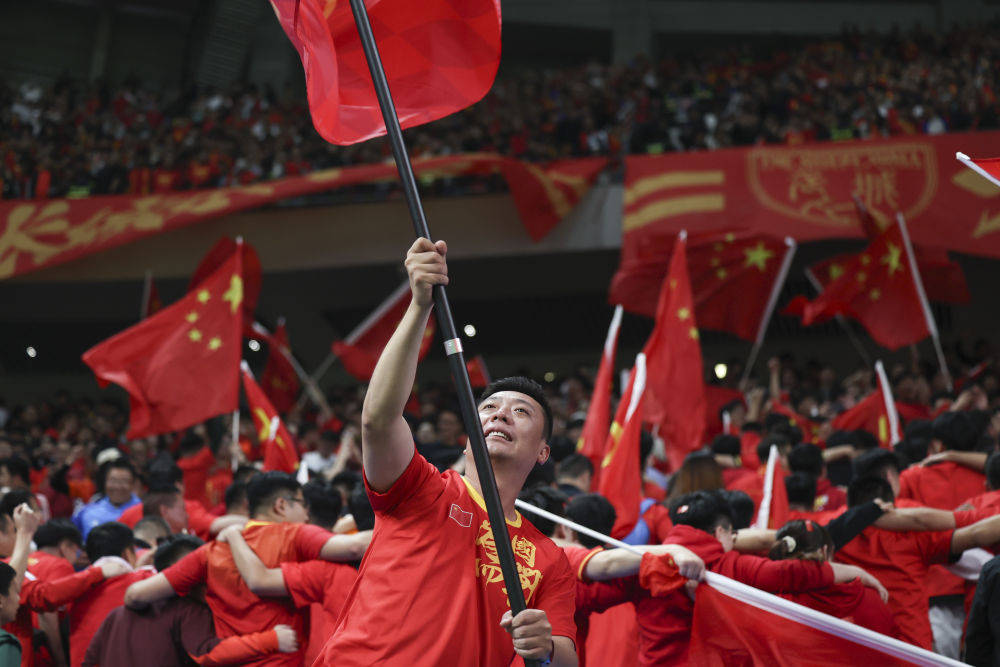 中国足球队在国际赛事中崭露头角，引发关注