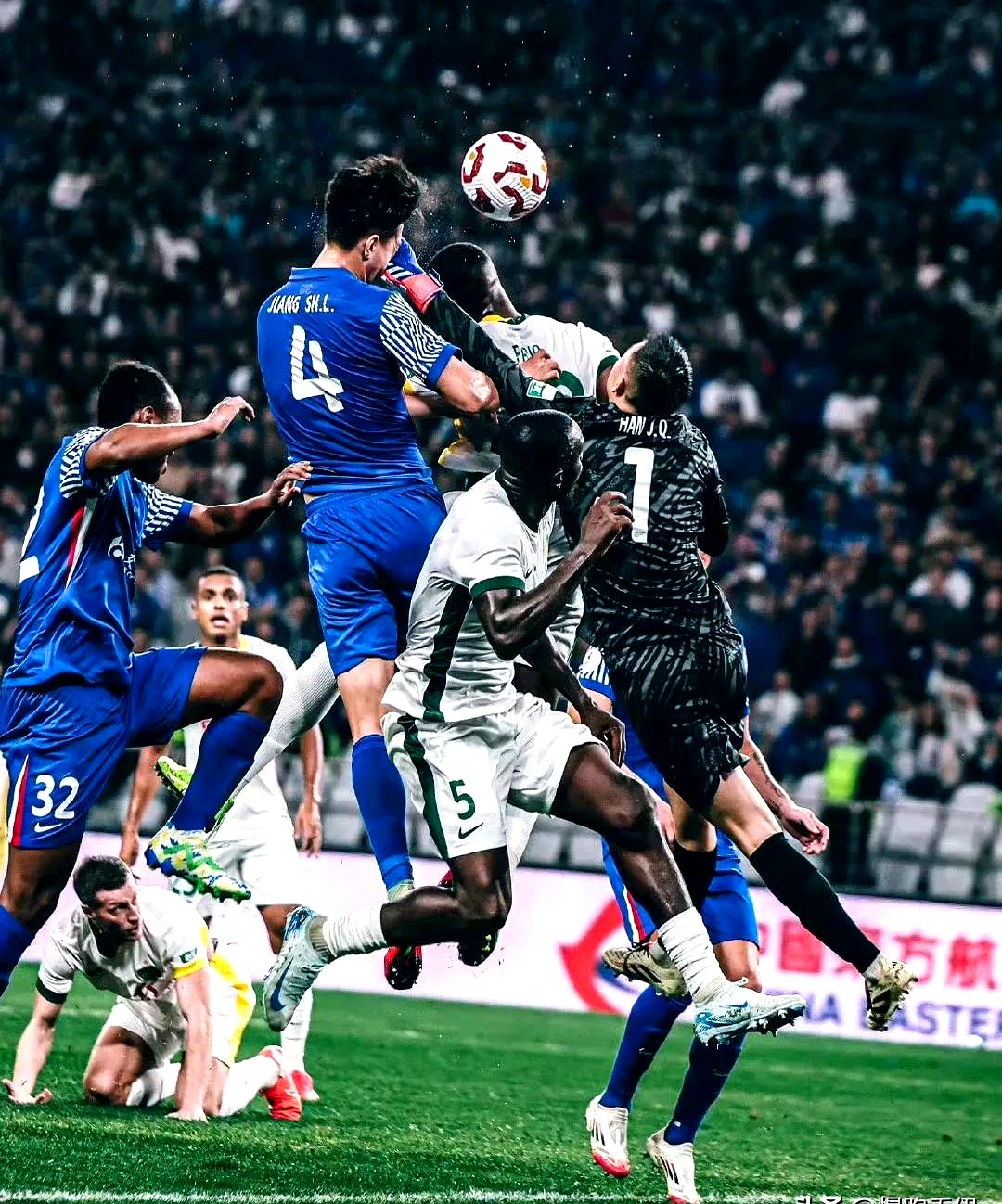 竞技场上的战术对抗,球员们决心赢得比赛 竞技场上的战术对抗,球员们决心赢得比赛