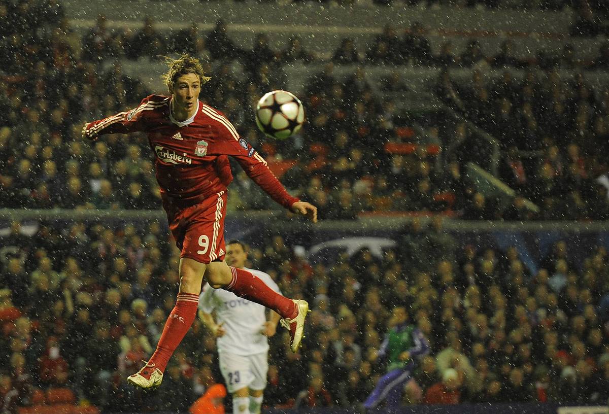 足球比赛中球员奋勇争夺,用实力谋取胜利 足球比赛中球员奋勇争夺,用实力谋取胜利