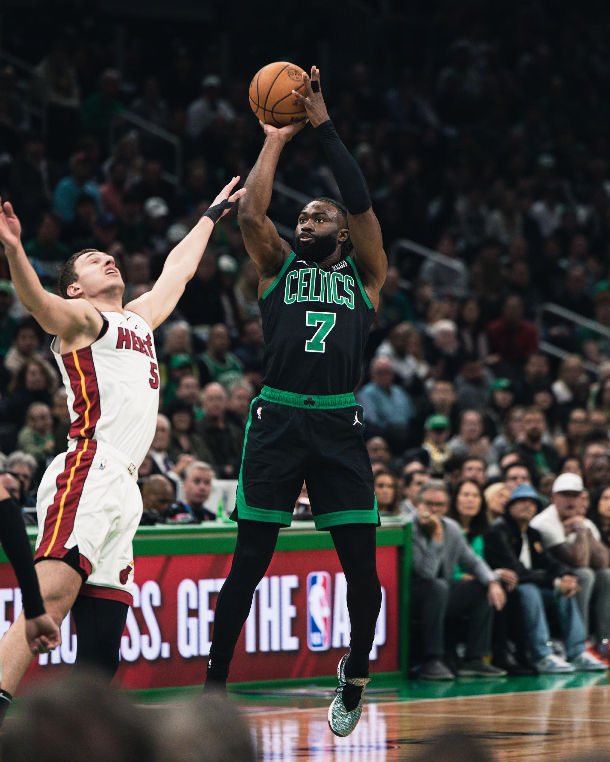 九游体育-包含凯尔特人大胜人，晋级东部半决赛的词条